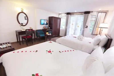 Chambre Familiale avec Balcon — Hanoi Luxury Central Hotel - Old Quarter