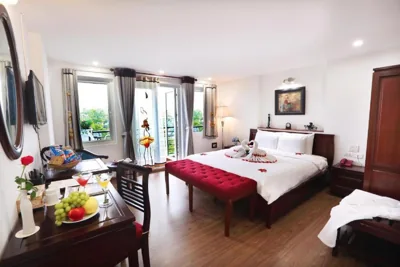 Suite Junior avec Balcon — Hanoi Luxury Central Hotel - Old Quarter